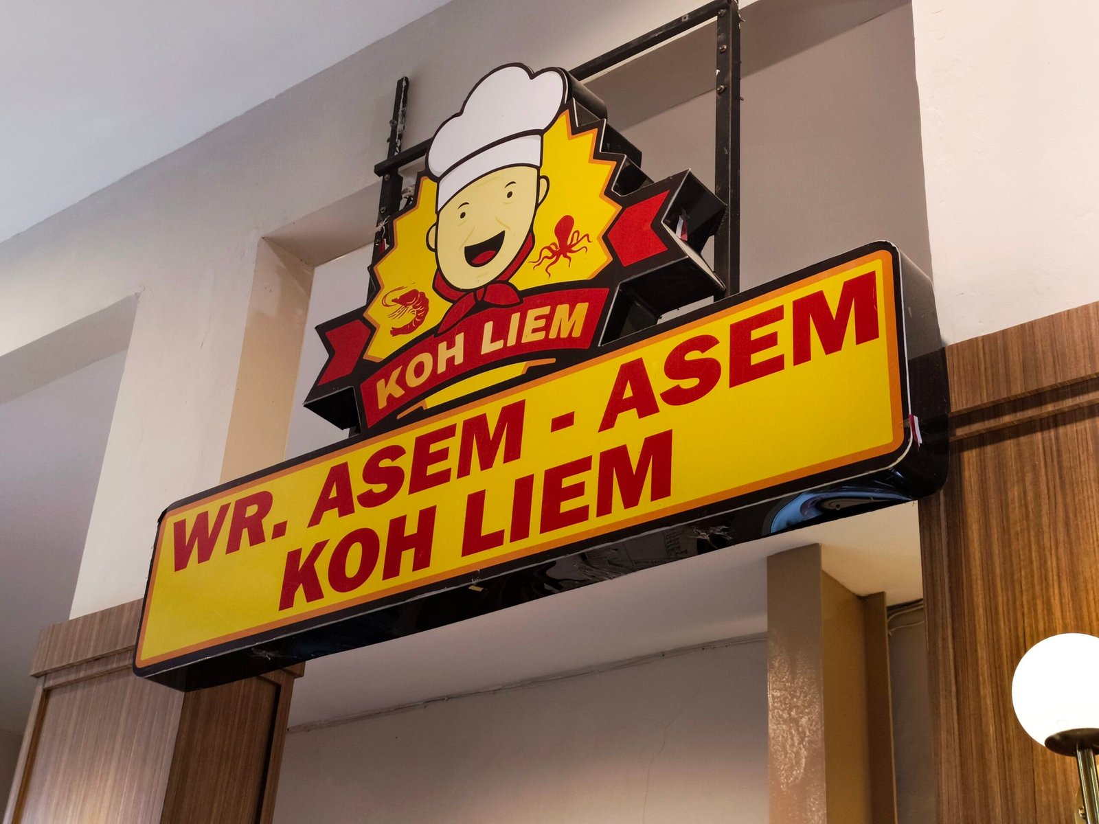 Papan nama Rumah Makan Asem-asem Koh Liem. Foto: MTCMedia/Dawam