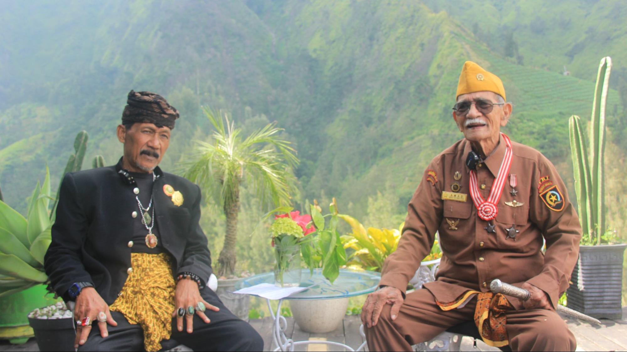 Veteran Peristiwa Hotel Yamato, Mbah Amad Bersama Anak Angkat Pengelola Yoschi Hotel. Foto: MTCMedia/Wira