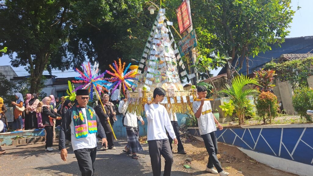 Festival Kali Brantas #3 Hidupkan Kembali Kenduren, Nyadran, Memetri, Larung sesaji di Pinggir Kali. Photo Wira